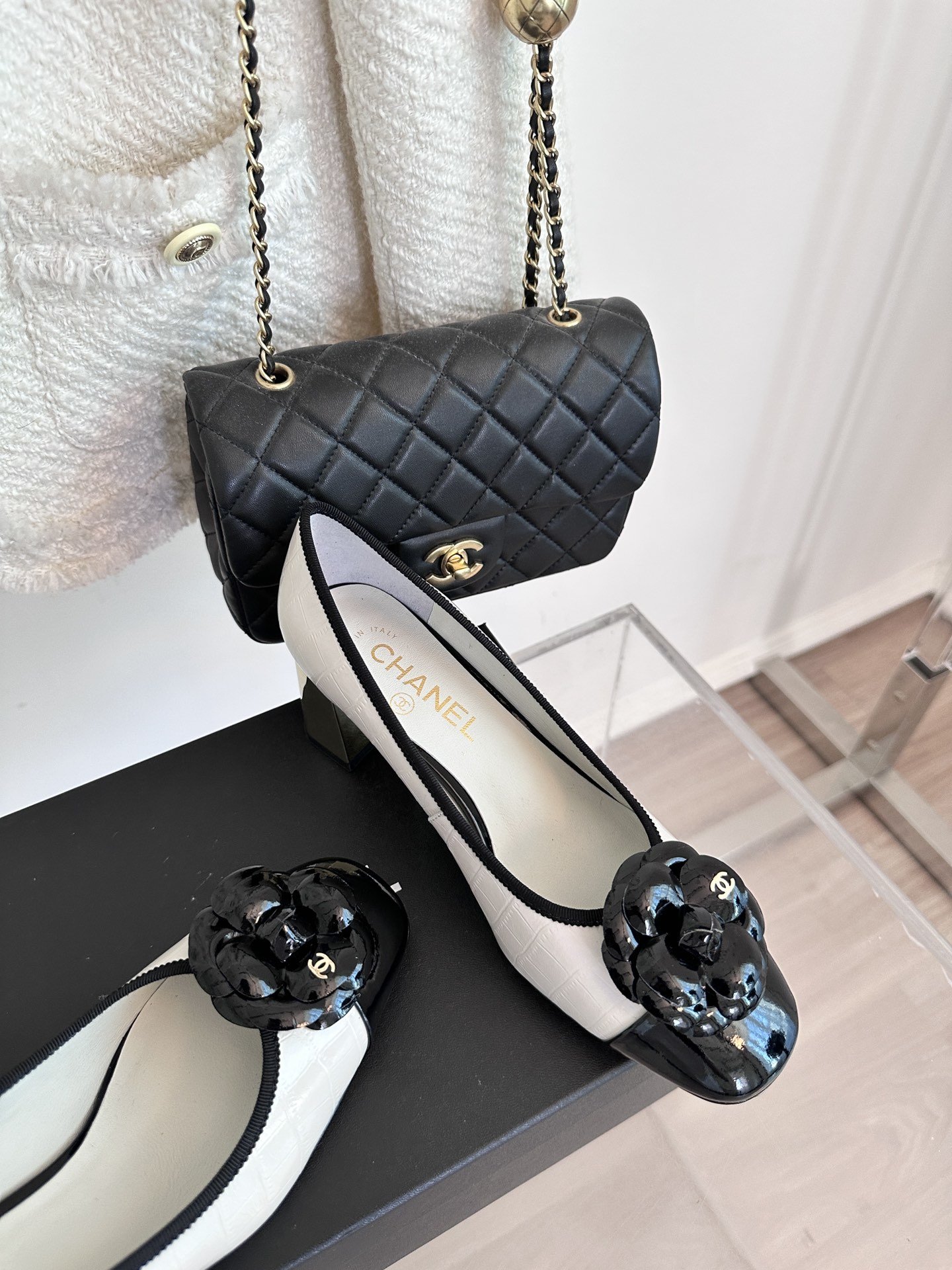 Shoes women's white leather on металическом heel фото 6