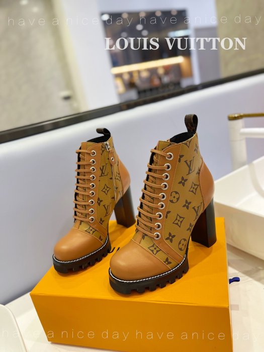 Boots women's