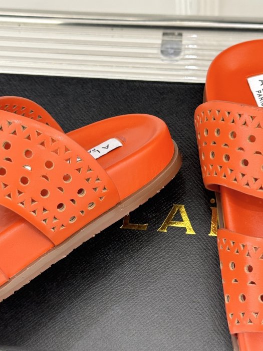 Шлепанцы женские фото 6