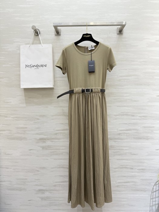 Платье средней длины с короткими рукавами и поясом