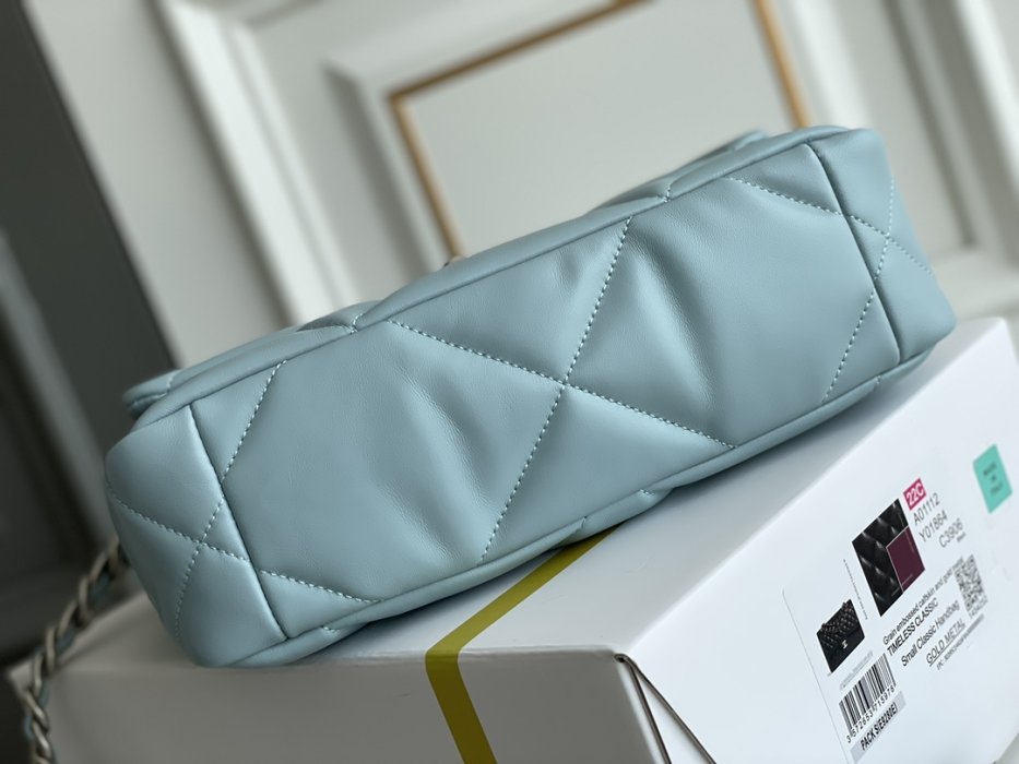 Сумка Chanel C19 Small, светло-голубая, двухцветная фурнитура Series 30 фото 4