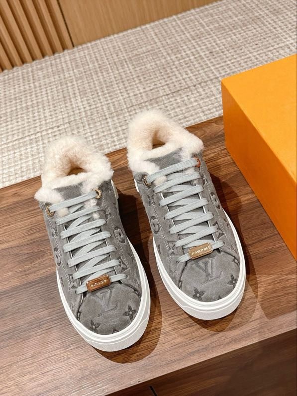 Shoes women's on fur winter