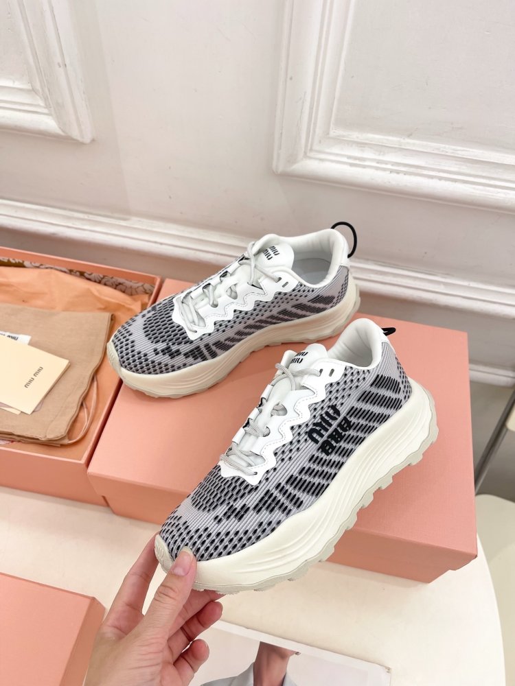 Кроссовки женские фото 3