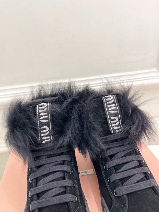 Sneakers women's on fur фото 8