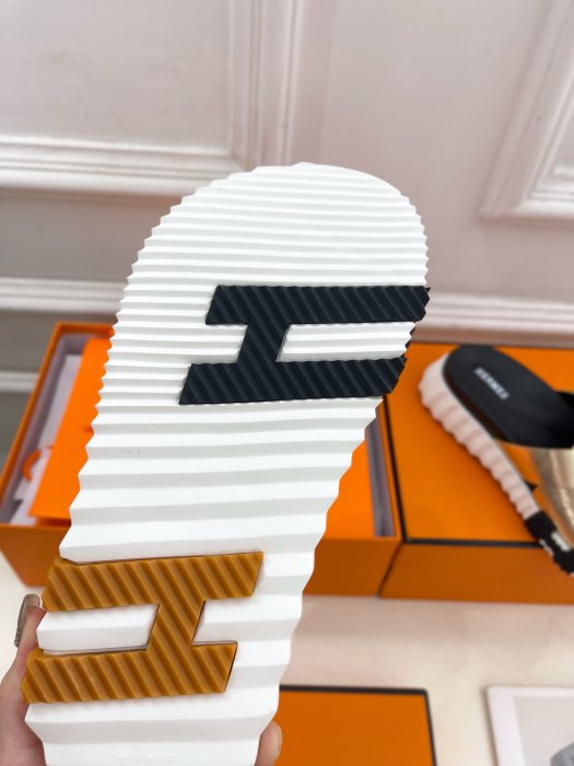 Шлепанцы женские фото 9