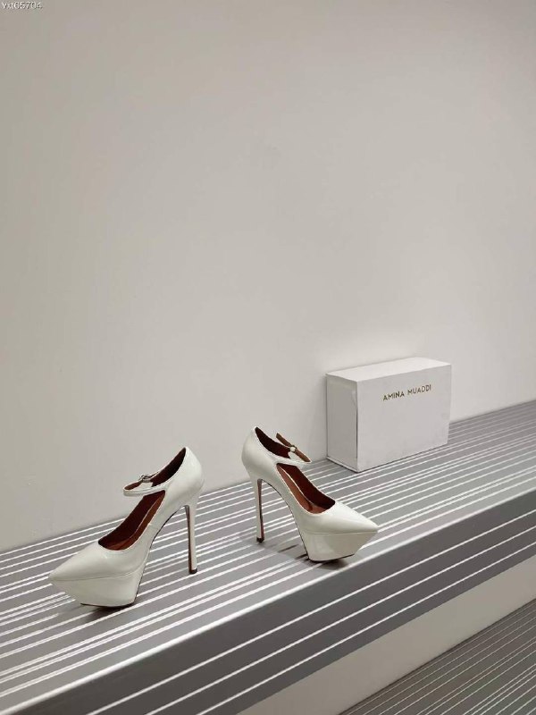 Stylish women's shoes on stud white фото 3