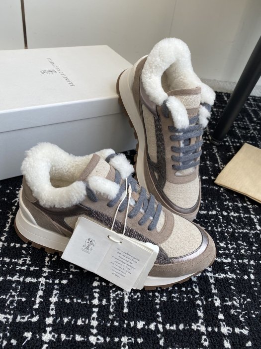 Sneakers women's on fur фото 3