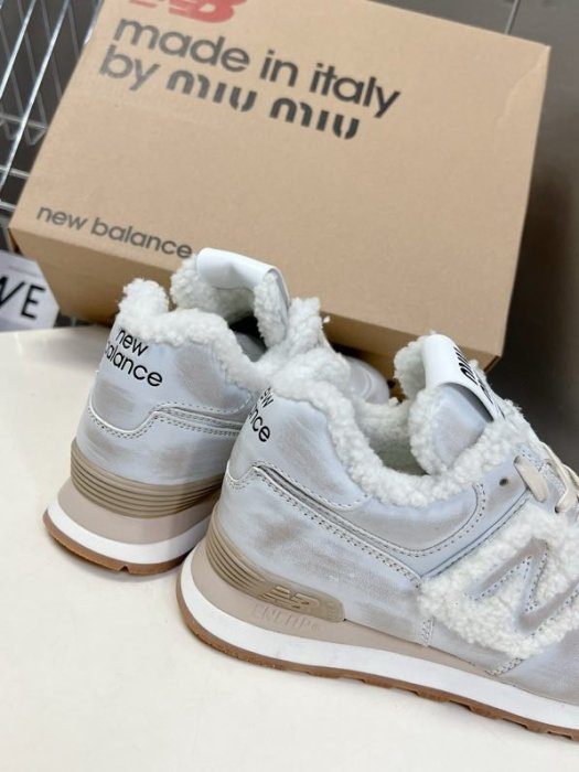 Sneakers women's on fur Miu Miu x New Balance 574 фото 3