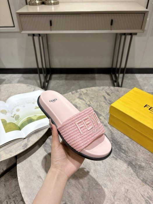 Шлепанцы женские фото 8