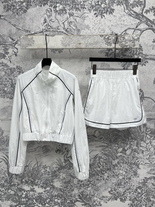 Костюм жіночий