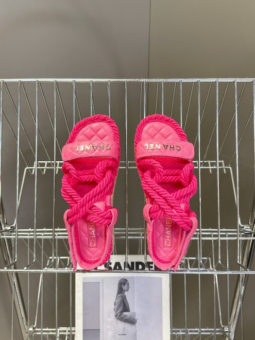 Шлепанцы женские фото 6