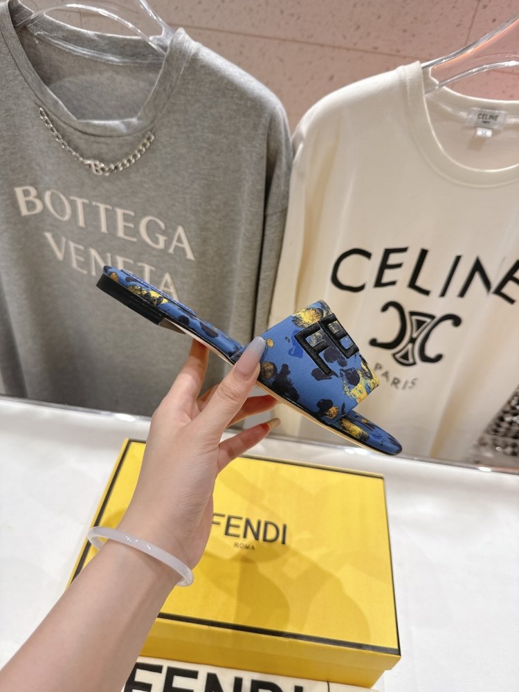 Шлепанцы женские фото 6