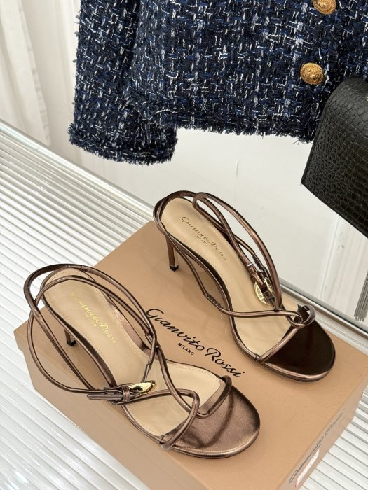 Sandals on stud фото 3