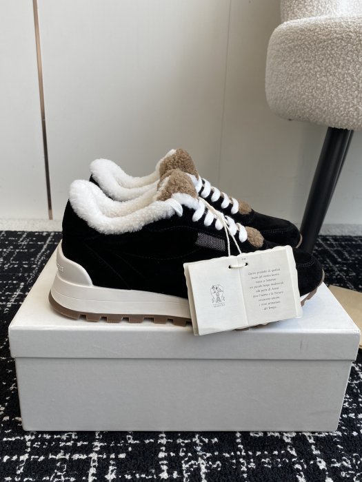 Sneakers women's on fur фото 2