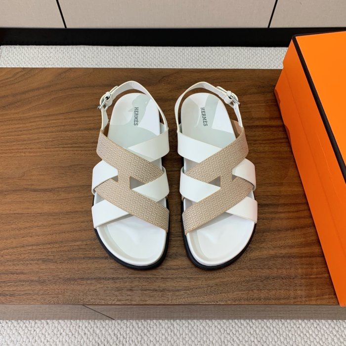 Сандалі жіночі