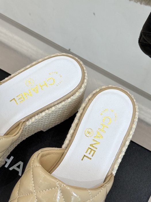 Шлепанцы женские фото 8