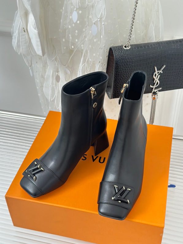 Boots women's leather on heel 5.5 cm фото 2