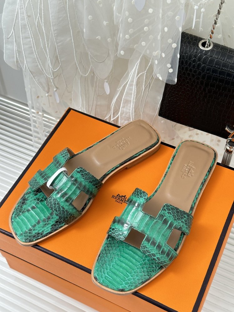 Шлепанцы женские фото 2