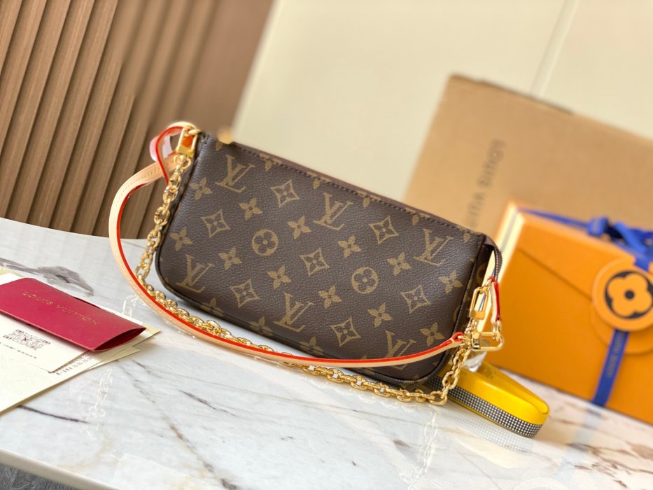 Сумка жіноча POCHETTE ACCESSOIRES 23.5 см