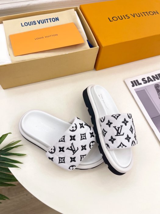 Шлепанцы женские фото 4