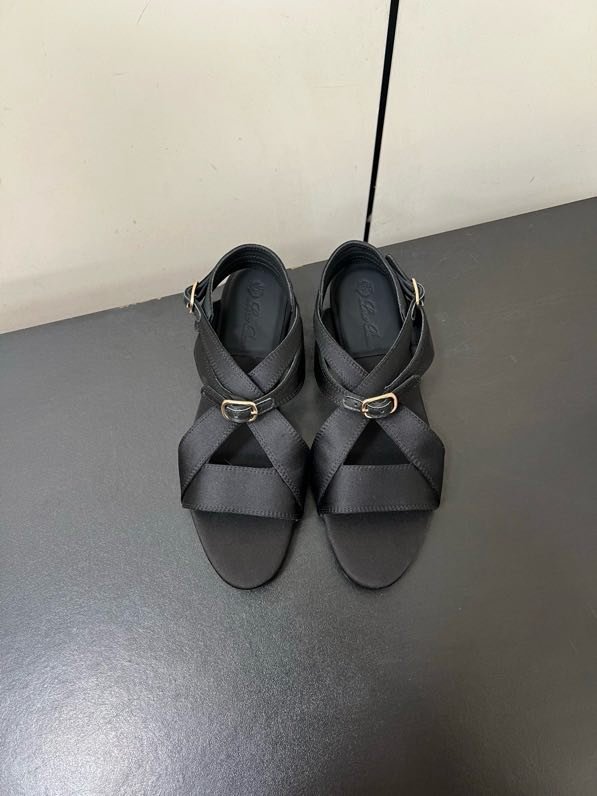 Сандалі жіночі