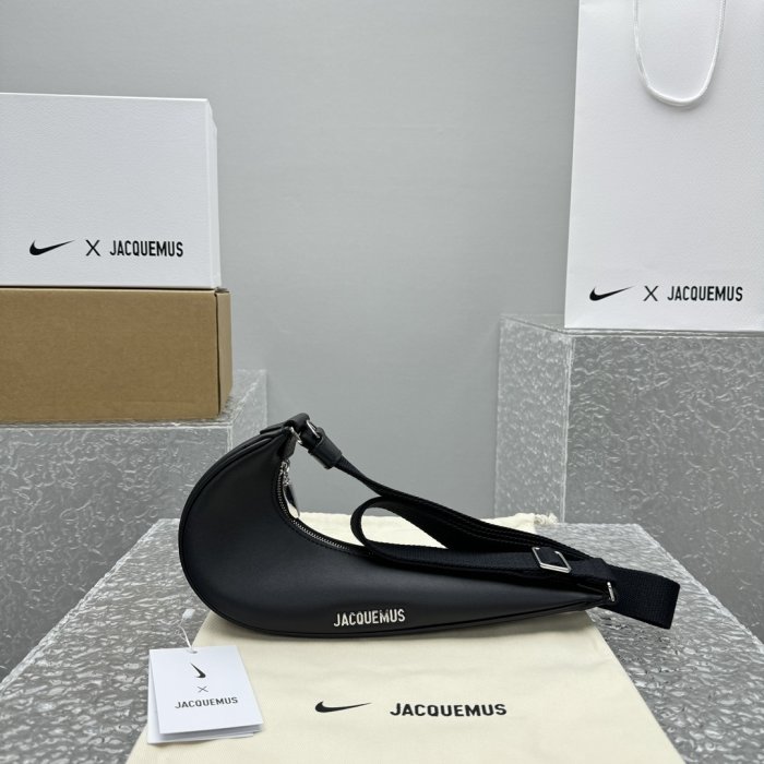 Сумка Nike x Jacquemus Smoosh Shoulder Bag 30 см