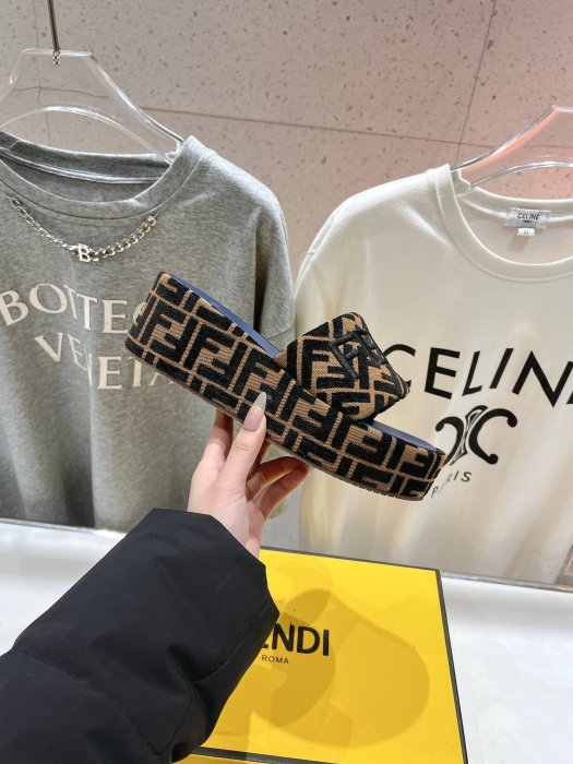 Шльопанці фото 5