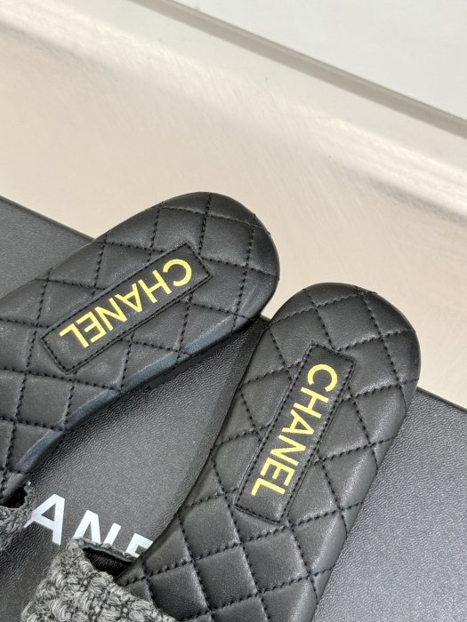 Шлепанцы женские фото 8