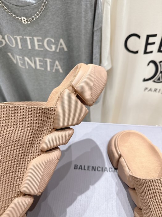 Шлепанцы женские фото 6