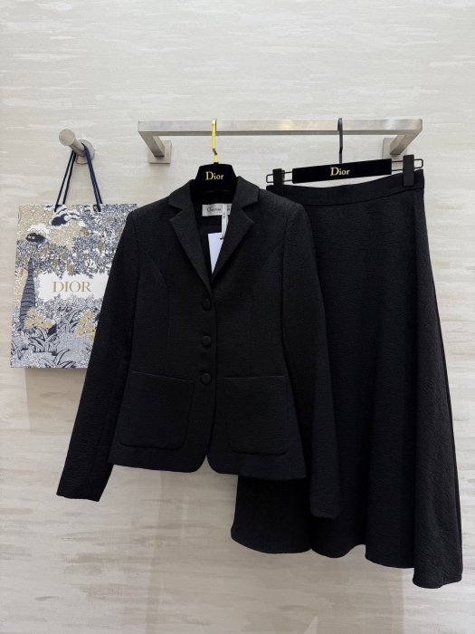 Костюм жіночий