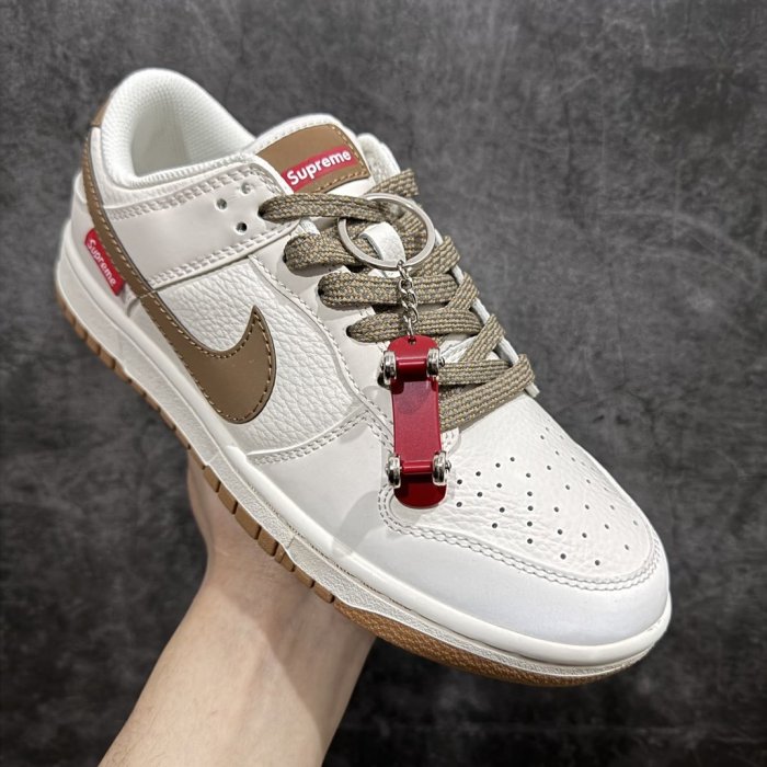 Sneakers SB Dunk Low x Supreme фото 3