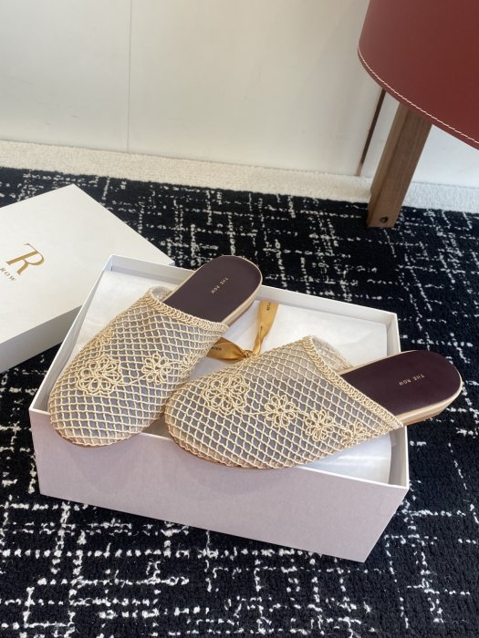 Шлепанцы женские фото 3