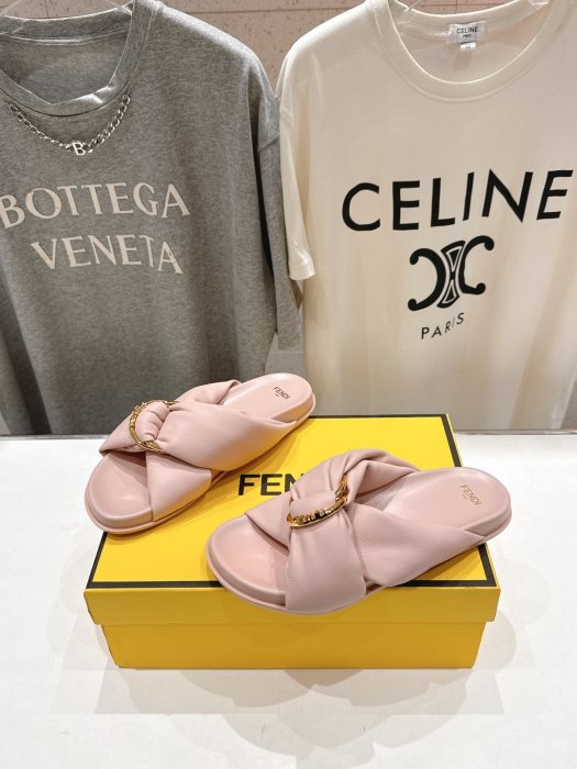 Шлепанцы женские фото 3