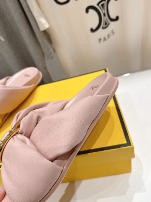 Шлепанцы женские фото 8