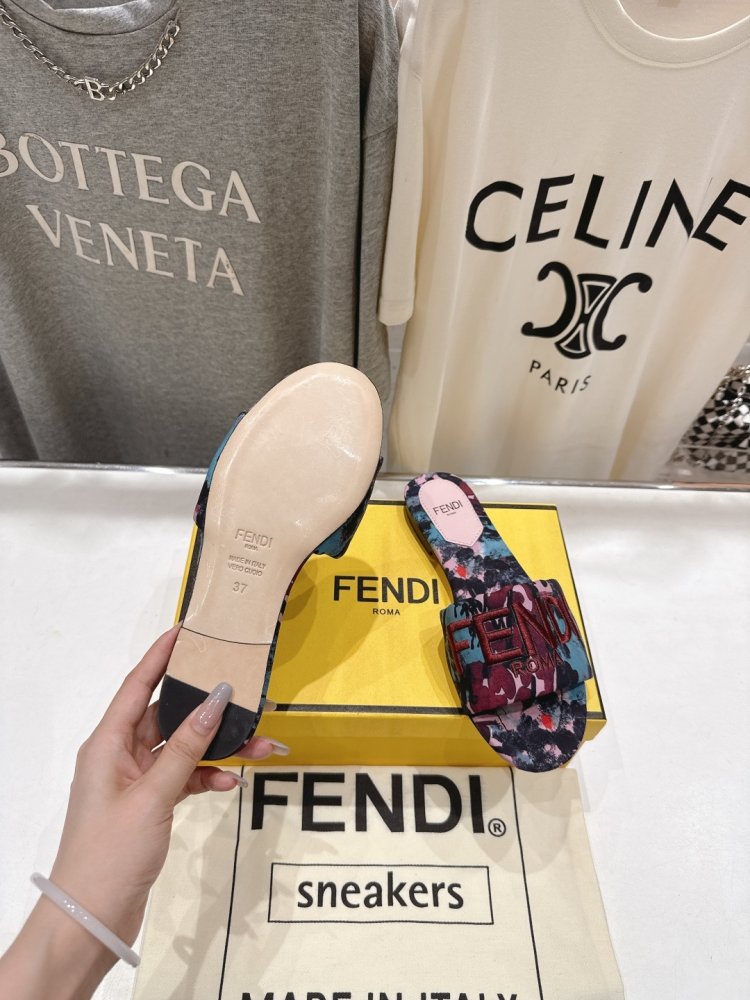 Шлепанцы женские фото 9