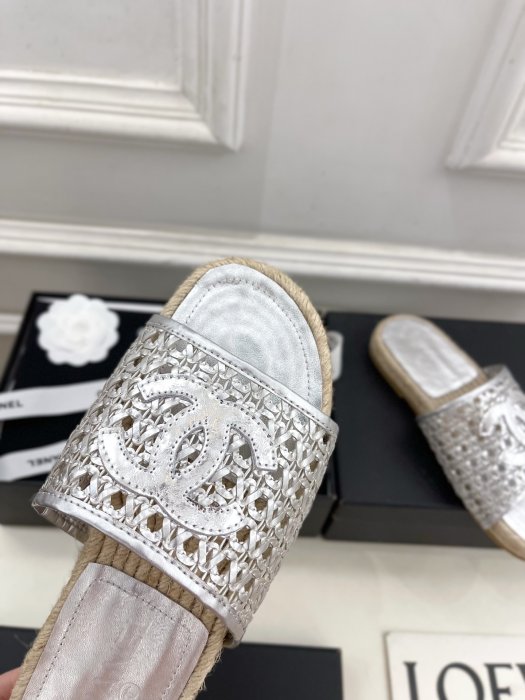 Шлепанцы женские фото 6