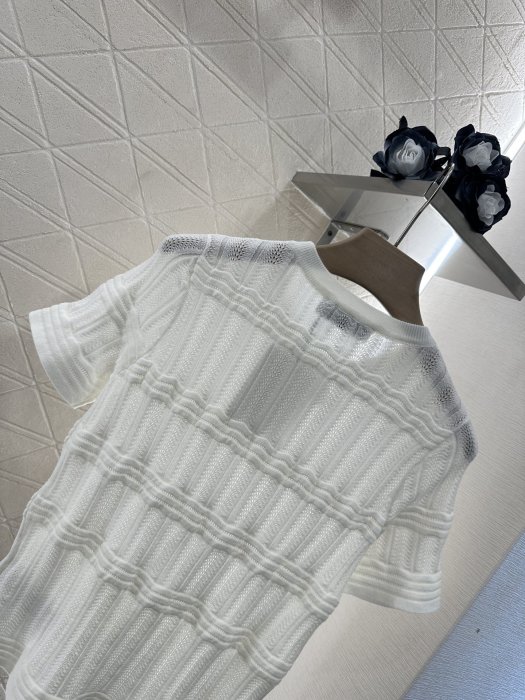 T-shirt women's фото 4