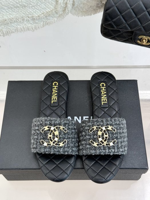 Шлепанцы женские фото 4