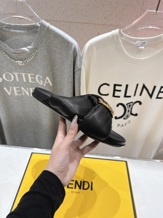 Шлепанцы женские фото 5