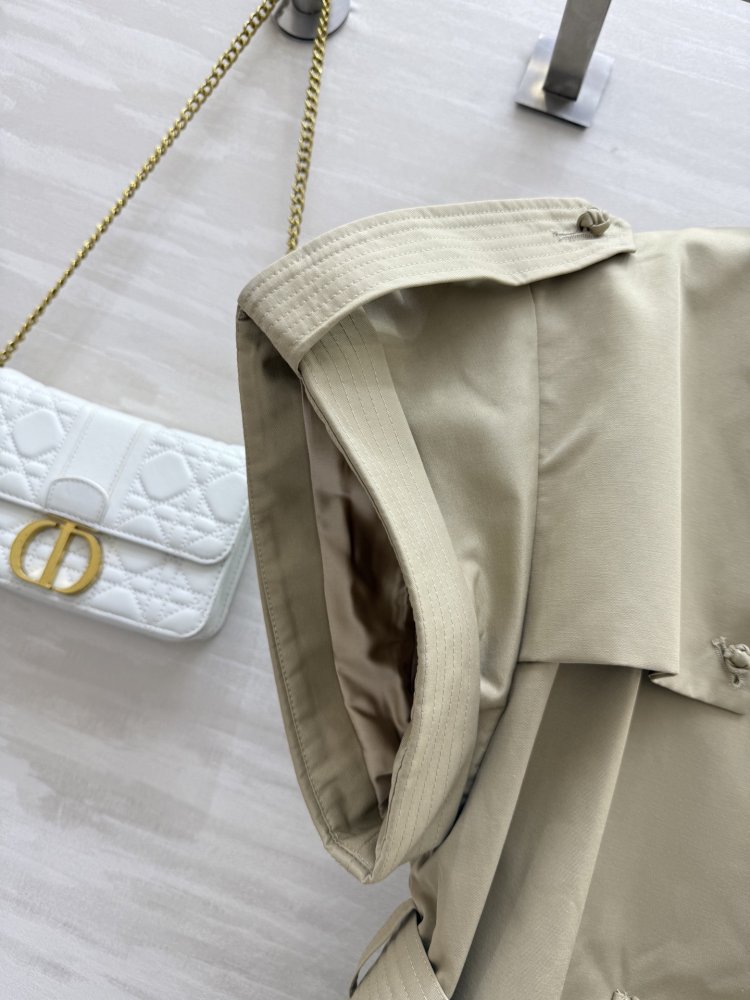 Двобортний тренчкот з короткими рукавами фото 5