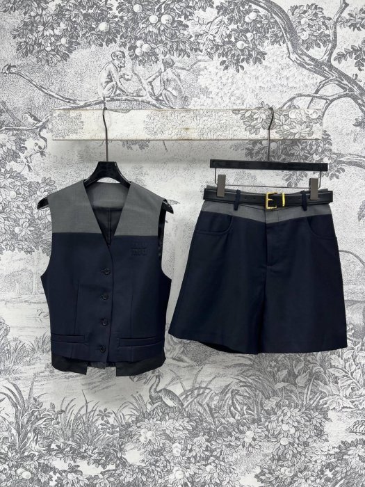 Костюм женский