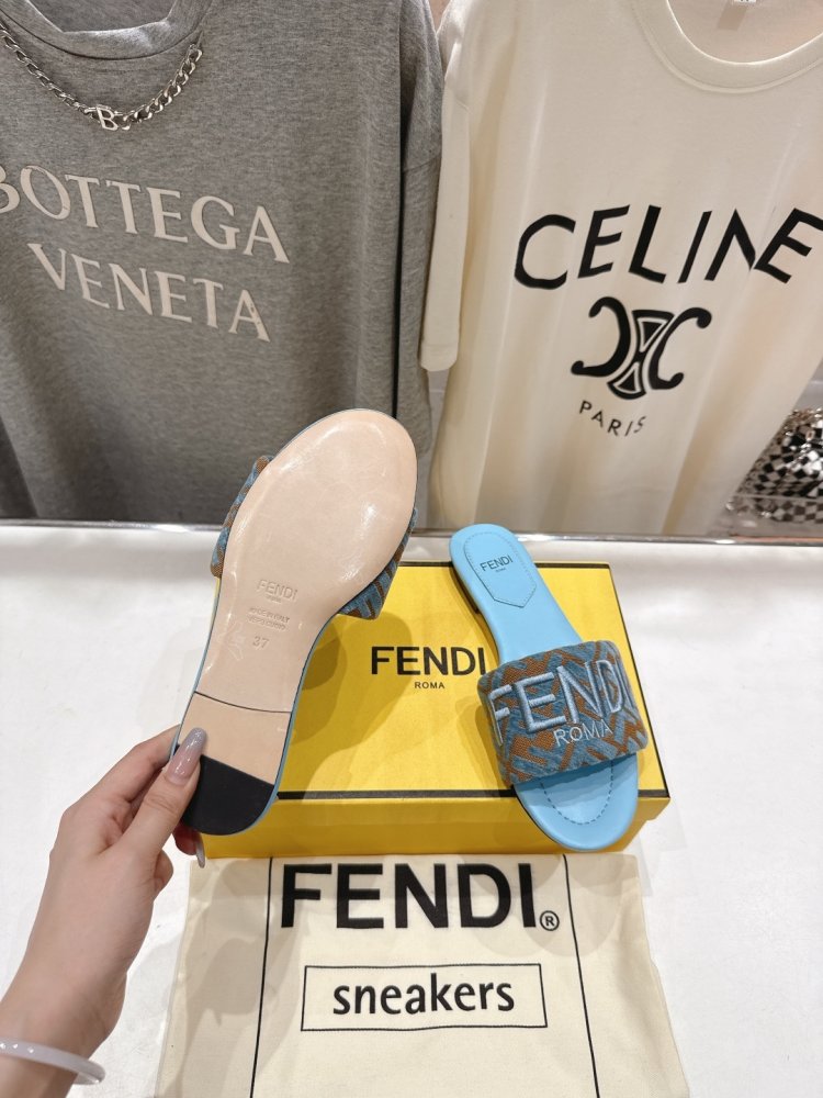 Шлепанцы женские фото 9