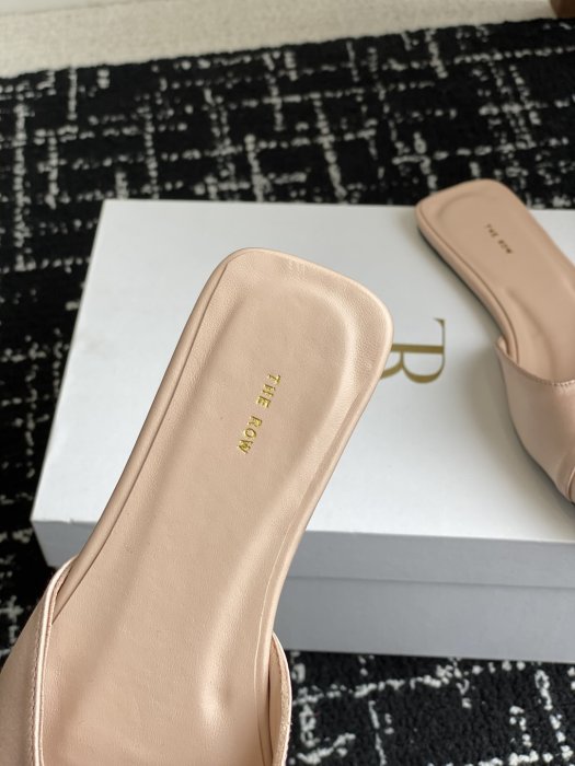 Шлепанцы женские фото 8