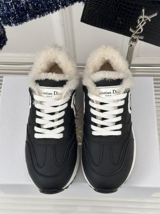 Sneakers women's on fur фото 4