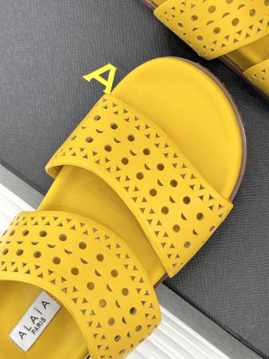 Шлепанцы женские фото 7