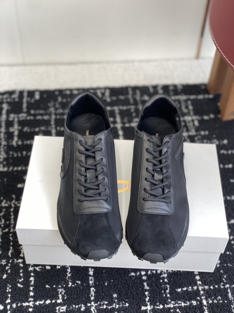 Кросівки жіночі