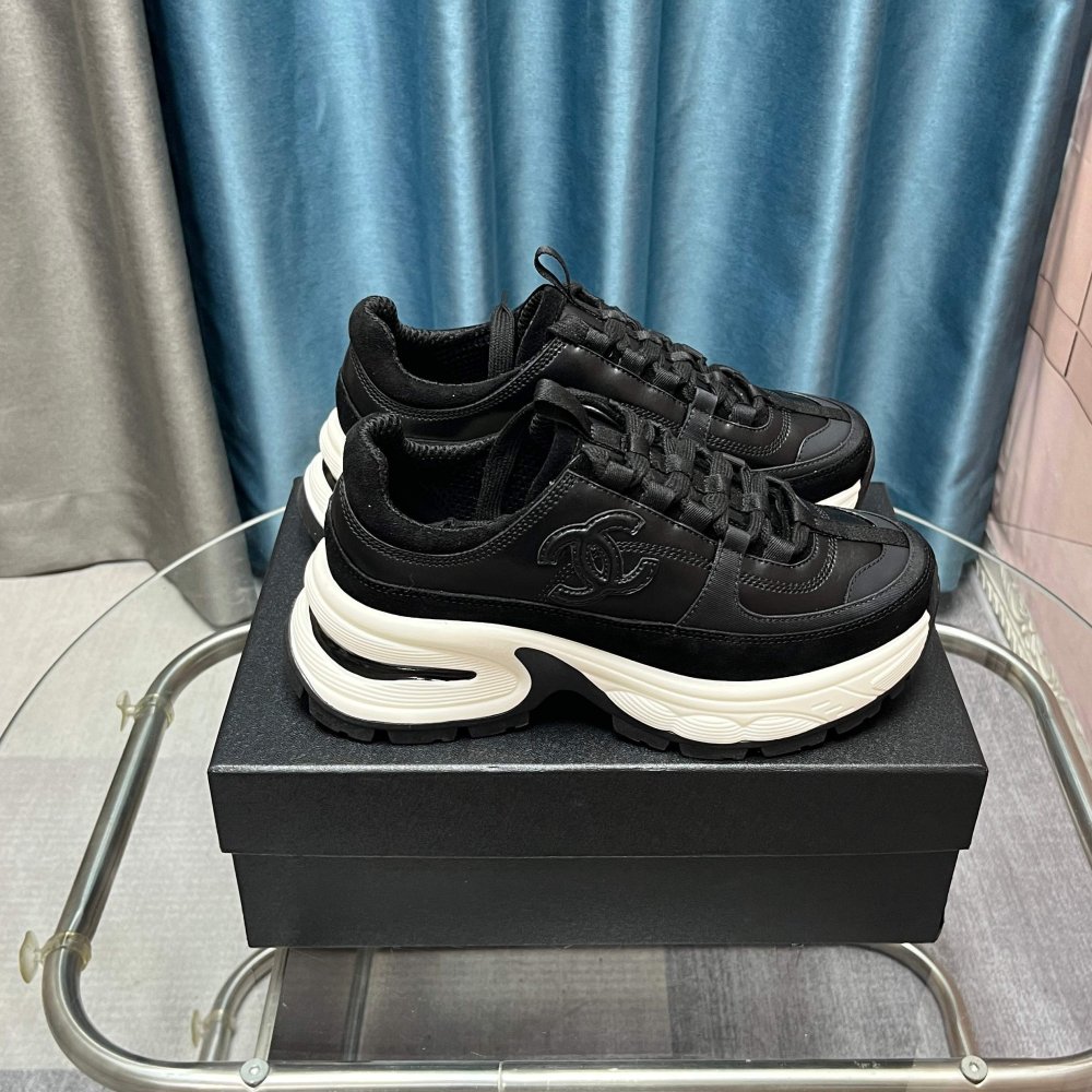 Кроссовки женские