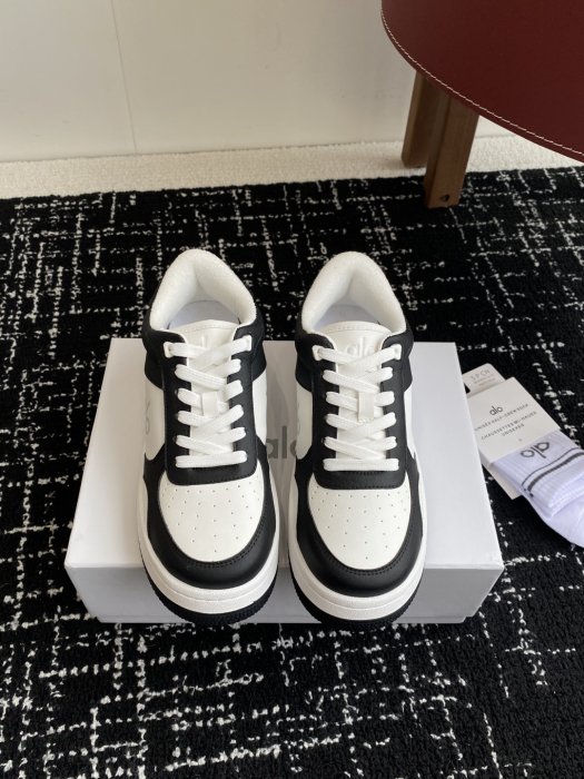 Кроссовки женские