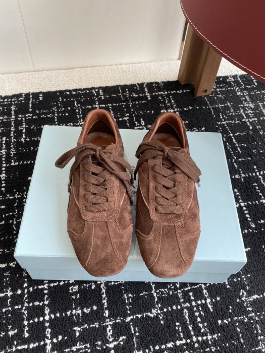 Кроссовки женские