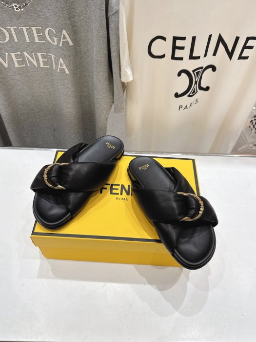 Шлепанцы женские фото 2